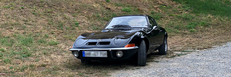 Opel GT vor Ruine Lichteneck
