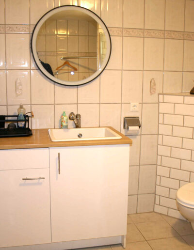 Badezimmer mit WC und Dusche