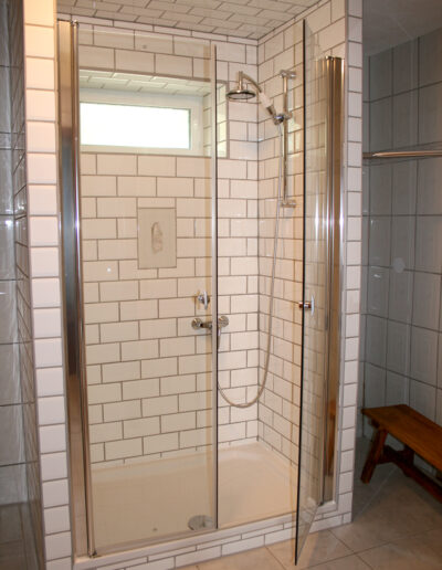 Badezimmer mit WC und Dusche