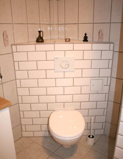 Badezimmer mit WC und Dusche